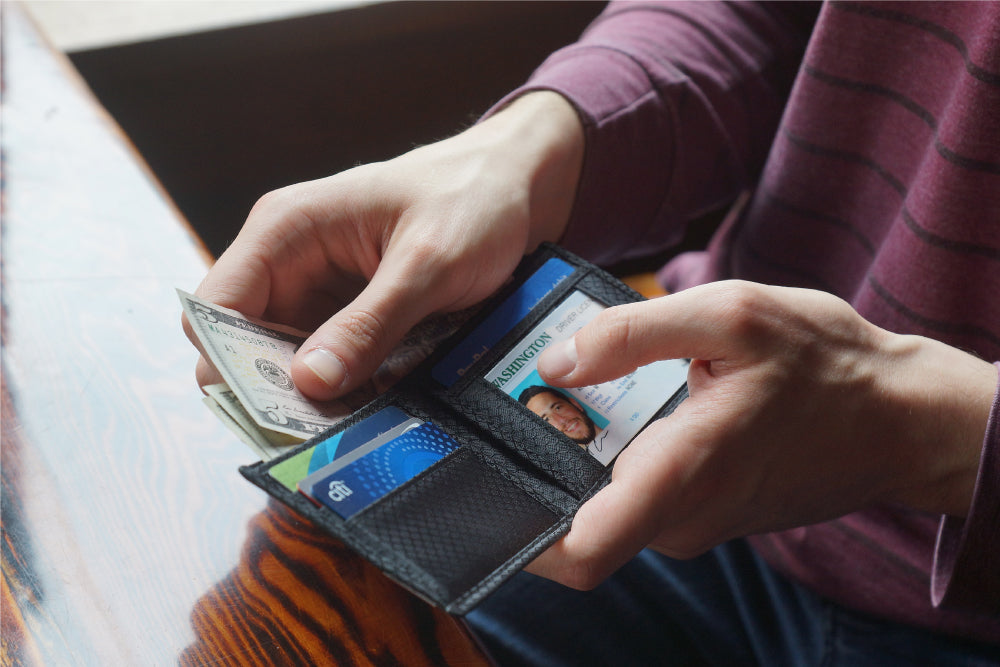 MAX 3.0 - Carbon Fiber Bifold Wallet